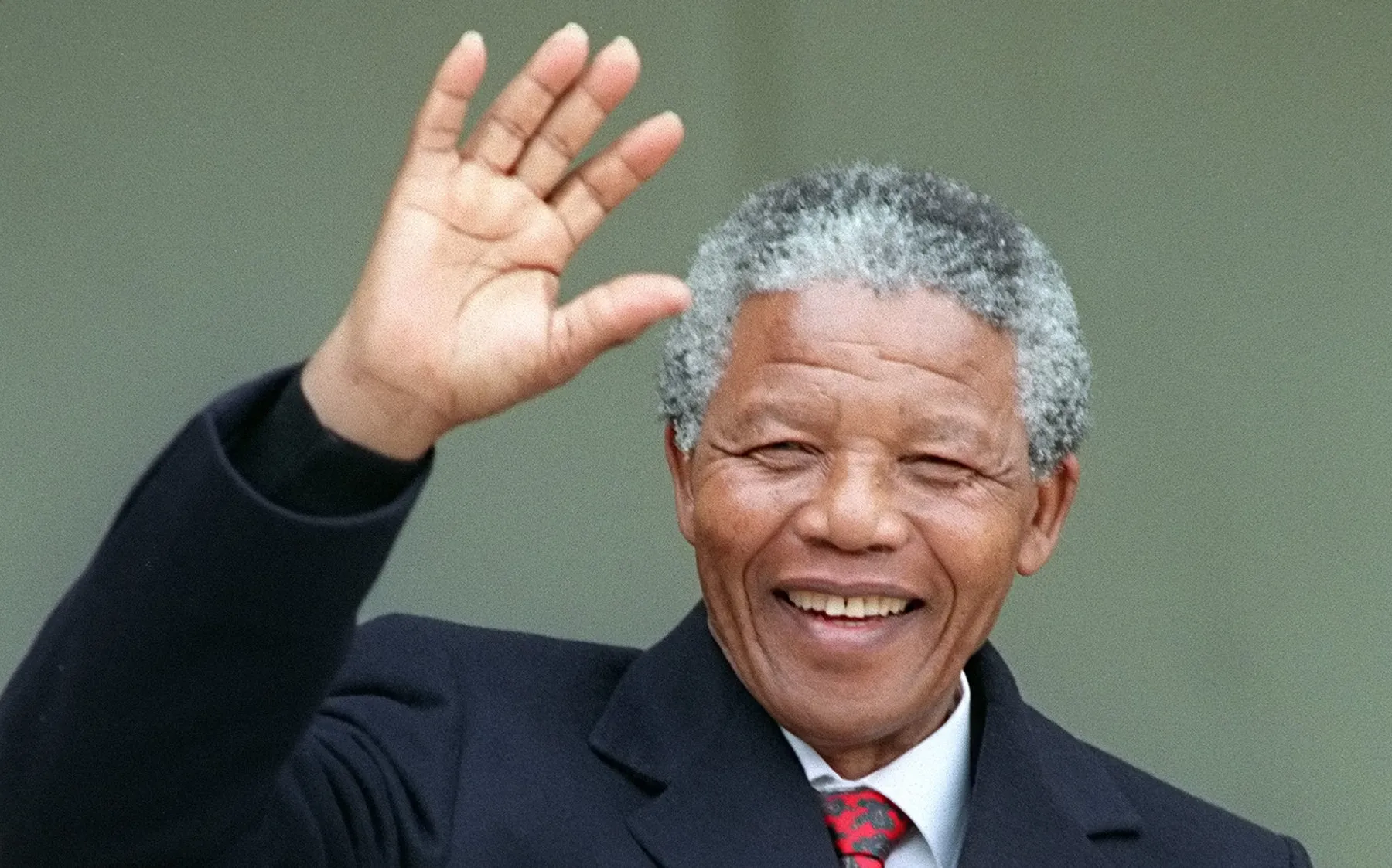 مانديلا.. قصة نضال أنهت الفصل العنصري في جنوب إفريقيا 