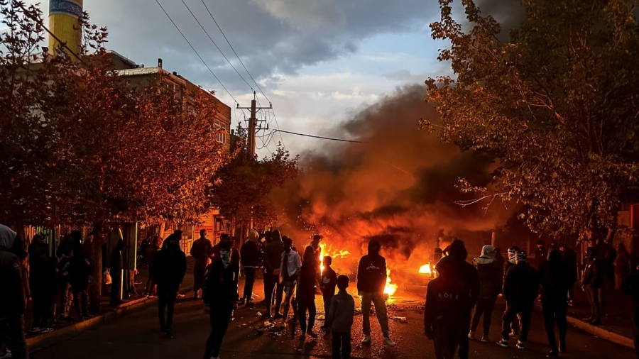 في يومها الخامس.. اتساع الاحتجاجات في إيران ومقتل عنصر أمن وإصابة آخرين