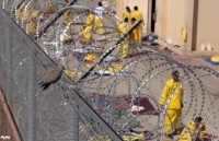 بعد نقلهم إلى العراق.. "رايتس ووتش" تحذر من تعرض معتقلي "داعش" للتعذيب والإعدام