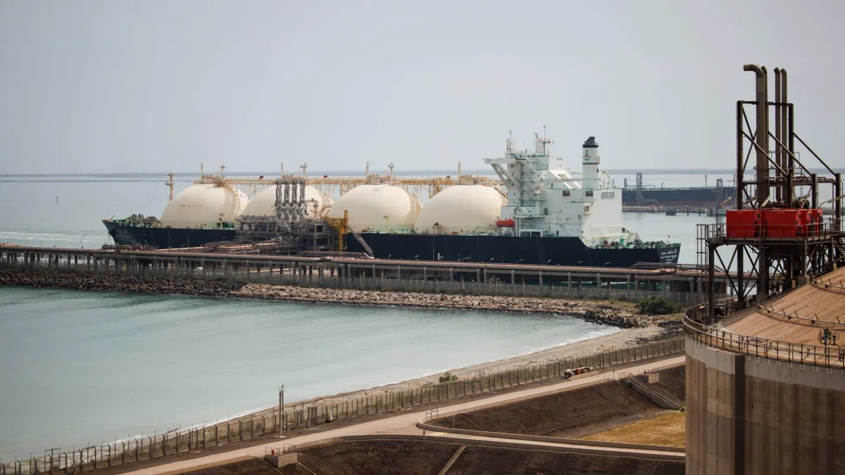 «غولدمان ساكس»: اضطرابات مضيق هرمز قد تقفز بأسعار الغاز الأوروبي 130 %