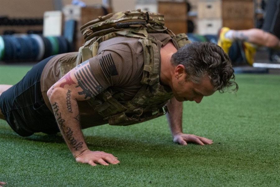 وزير الحرب الأمريكي بيت هيغسيث "رجل خطير جدا".. ما القصة؟