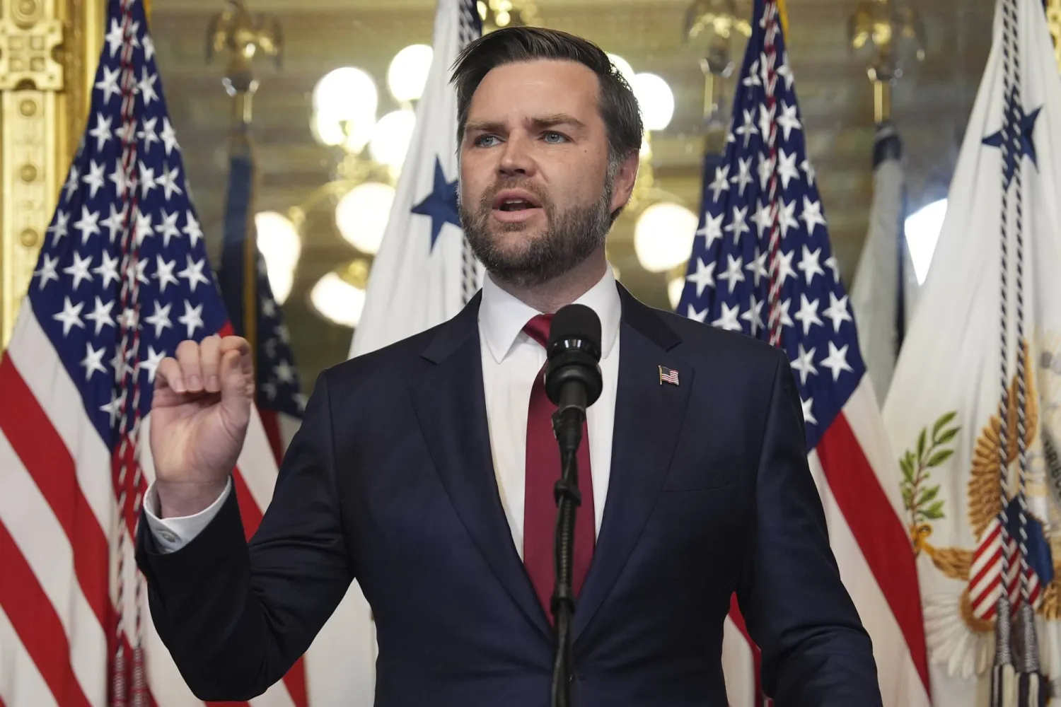 4 أسباب لاشتراط طهران قيادة دي فانس أي مفاوضات مع واشنطن.. تعرف عليها