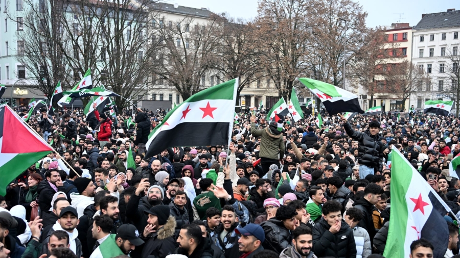 خطة ميرتز لعودة 80% من السوريين من ألمانيا.. ماذا يقول الواقع؟