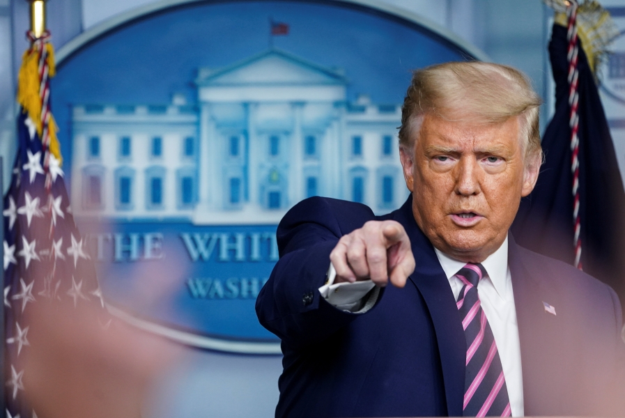 بسبب إغلاق مضيق هرمز..  كم عدد المرات التي هدد فيها ترامب إيران؟