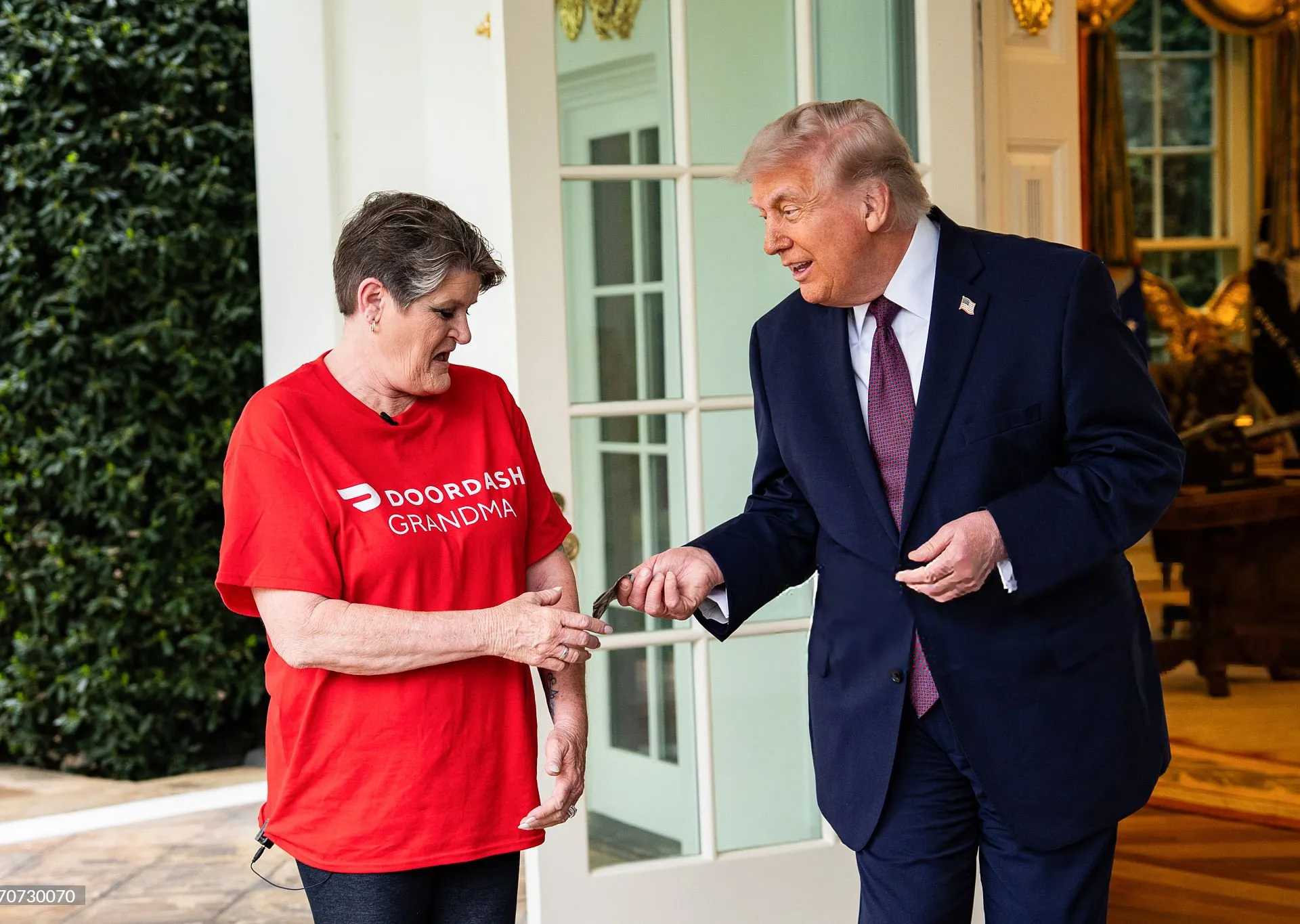 100 دولار إكرامية من ترامب تُثير جدلا واسعا.. هل كانت عفوية أم استغلال سياسي؟