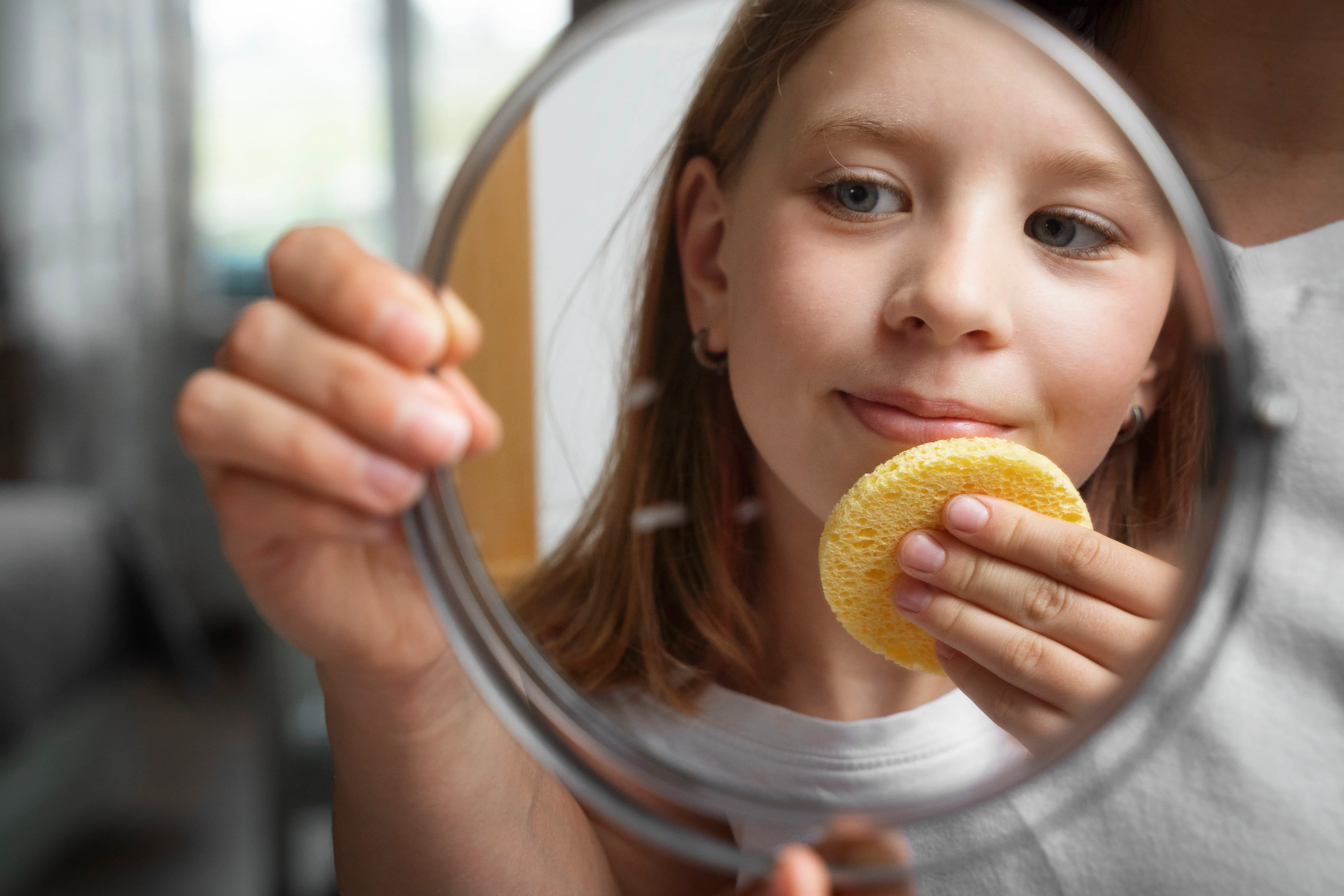 هوس التجميل يجتاح الطفولة: هل يخطف براءة الصغار؟