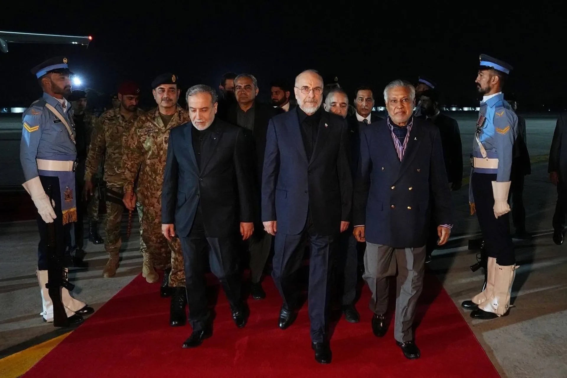 كيف استغلت إيران مفاوضات إسلام آباد لعقد اجتماعات لقيادات إيرانية رفيعة؟