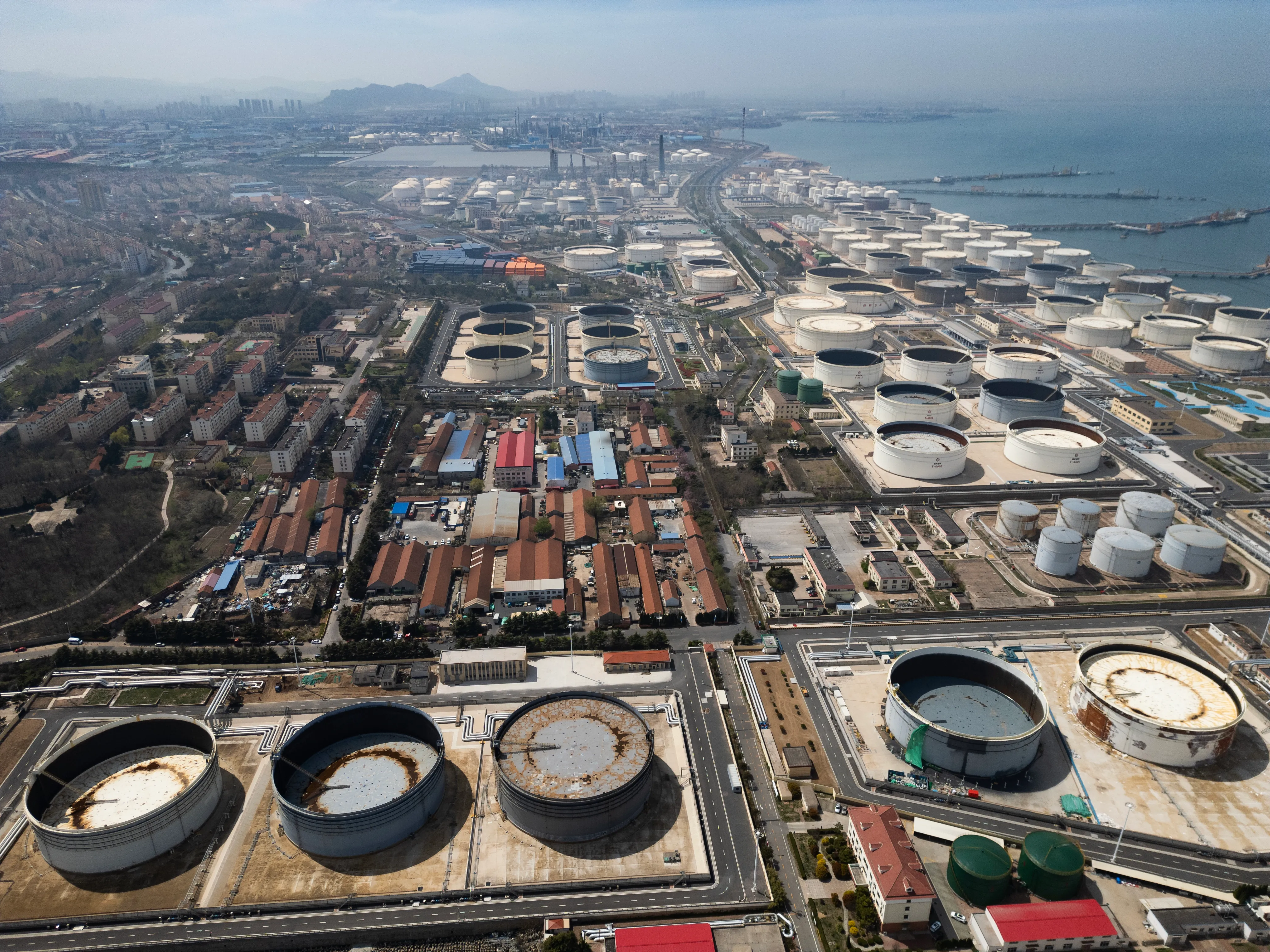 وكالة الطاقة تحذر من صدمة في سوق النفط وتراجع الإمدادات