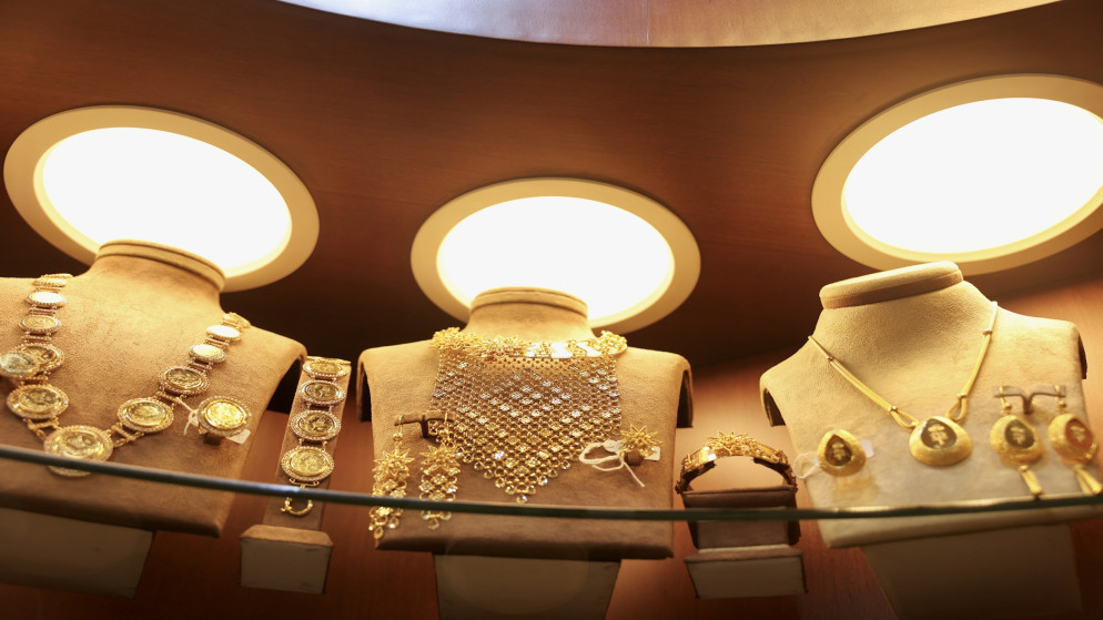 الذهب يتخلى عن مكاسبه وسط ترقب محادثات السلام