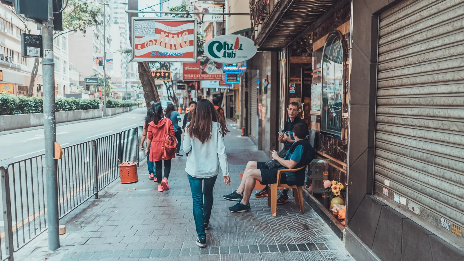 ماذا تكشف عنا لحظة جلوس عابرة؟