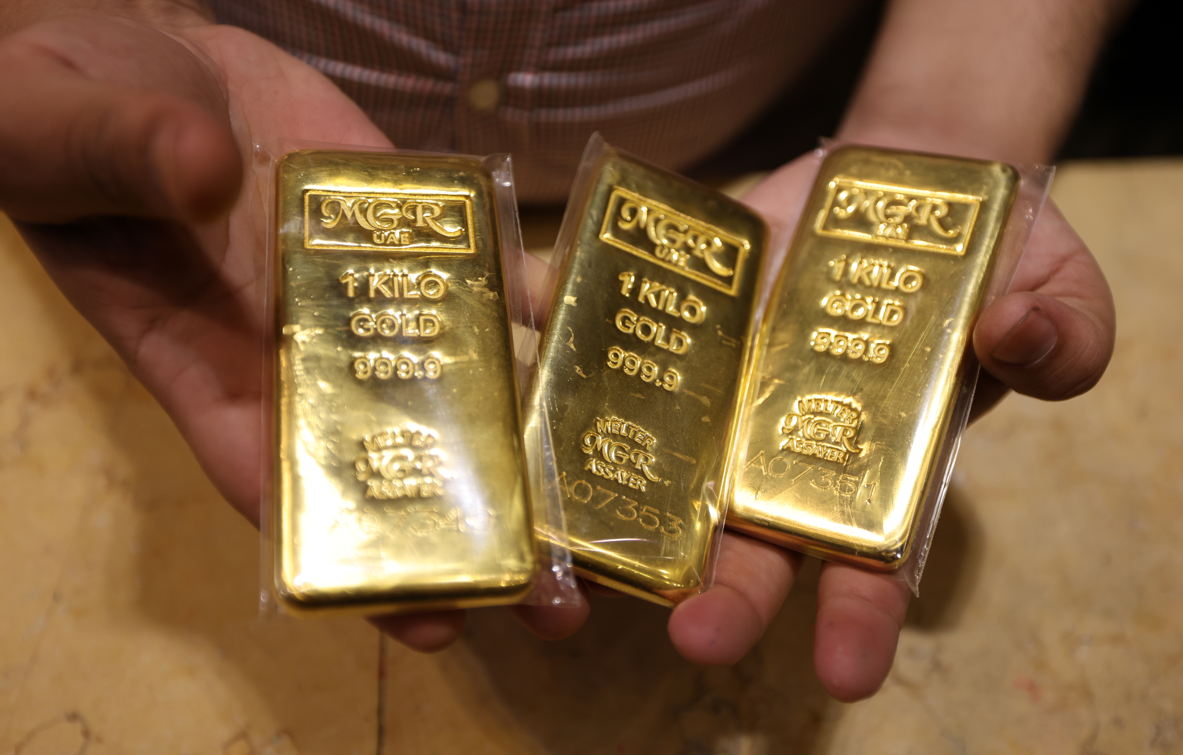 الذهب يلامس قمة جديدة وسط تفاؤل عالمي