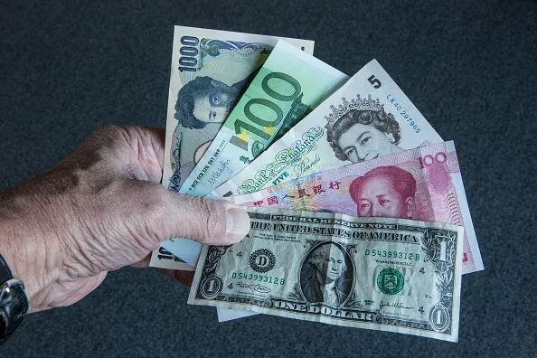 الدولار يفقد بريقه وسط تفاؤل عالمي بتهدئة الصراعات