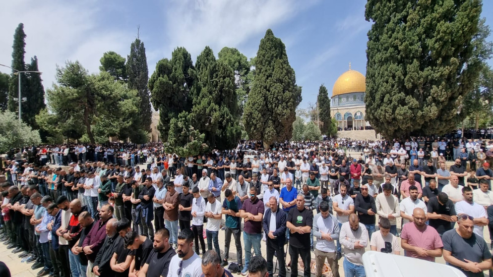 الاقصى يشهد توافد 75 الف مصل رغم قيود الاحتلال