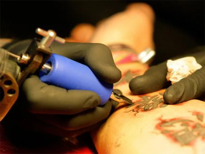 الوشم والمناعة: تأثيرات غير متوقعة تكشفها دراسات حديثة