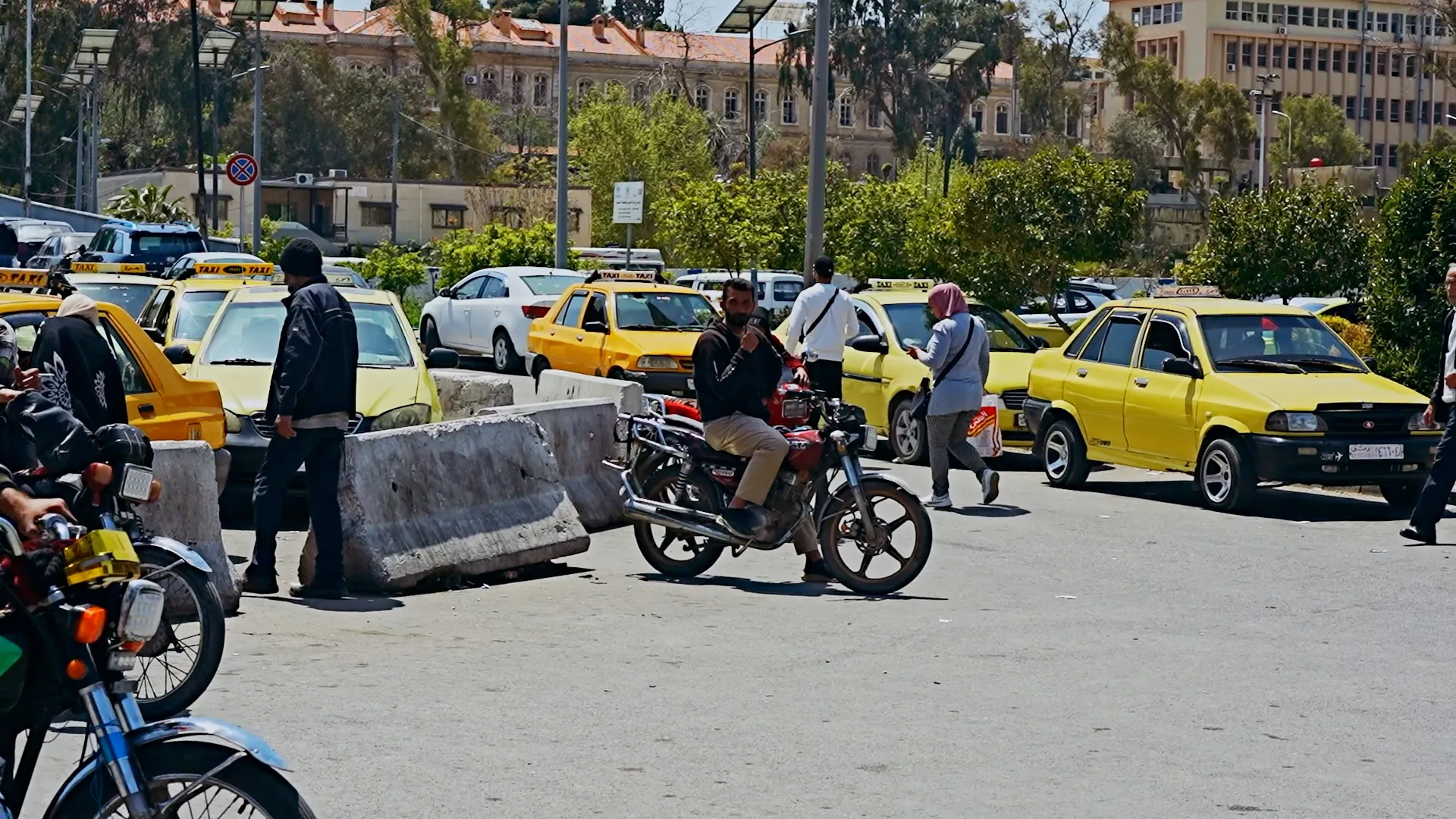 ازمة النقل بدمشق.. صراع التاكسي الاصفر والتطبيقات الذكية