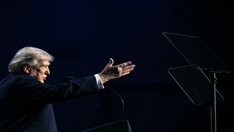 ترامب يلوح بالتصعيد تجاه إيران ويحدد مهلة حاسمة