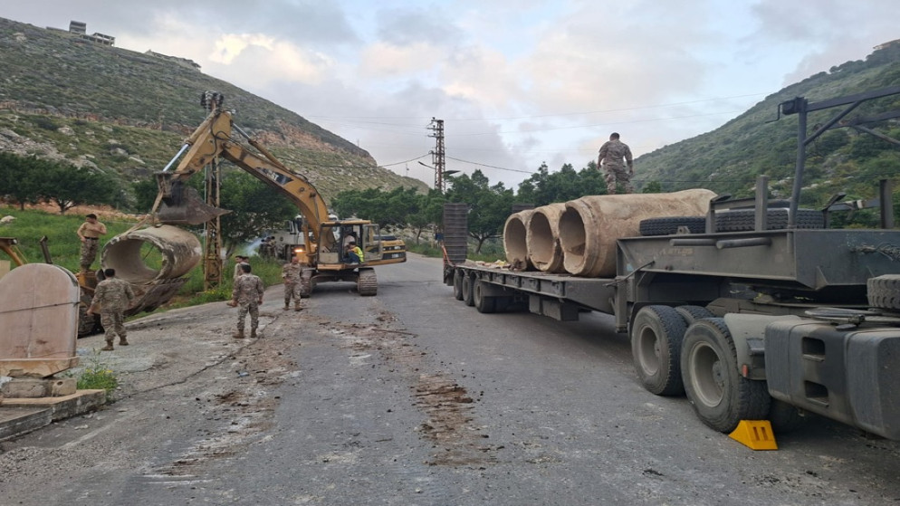 الجيش اللبناني يزيل آثار العدوان ويفتح الطرق جنوبا