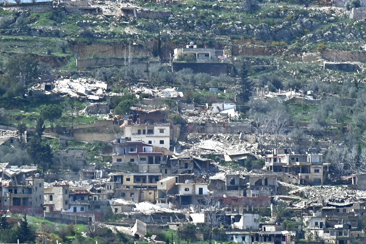 الجيش اللبناني يفتح طرقا وجسورا جنوبية بعد الغارات