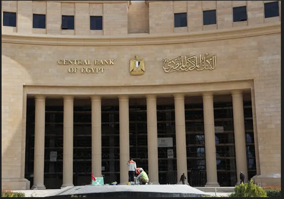 تحديات الديون تلوح في سماء الاقتصاد المصري