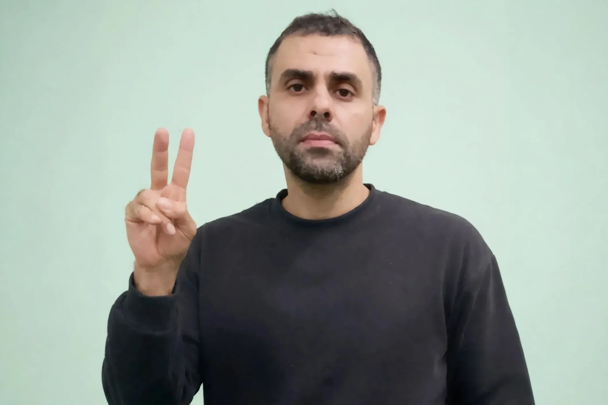 صورة مؤثرة لابو عبيدة تكشف تفاصيل معاناته في غزة