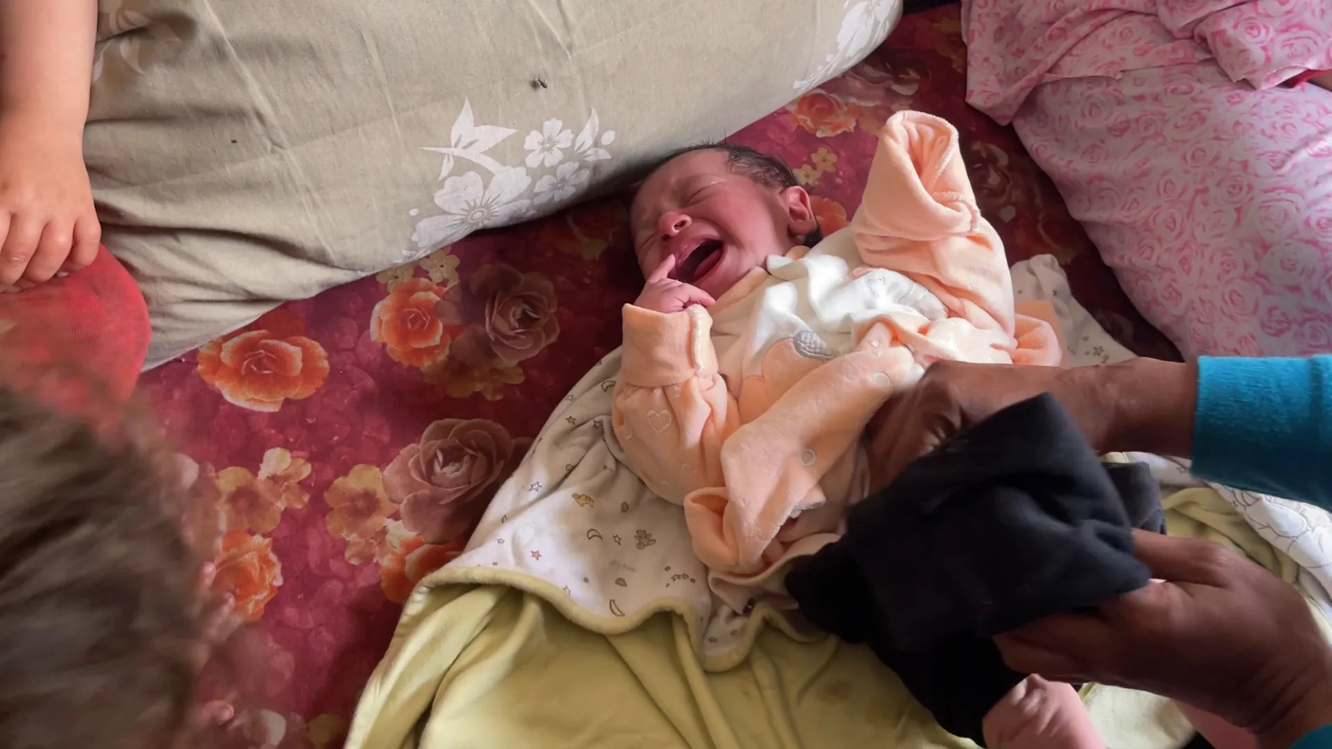 دموع الطفولة في غزة: معاناة تتجاوز الجوع