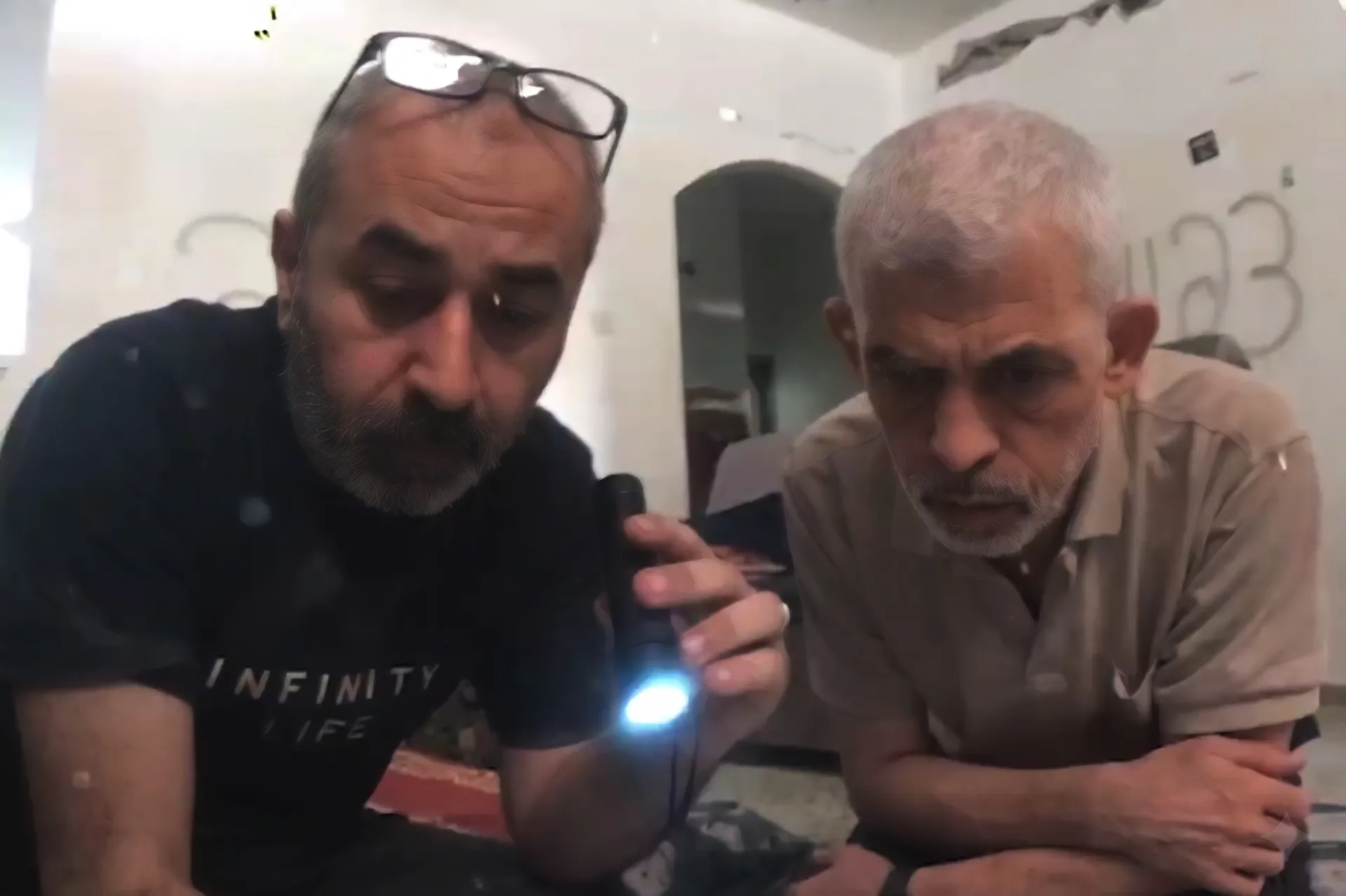 القسام تكشف عن لقطات حصرية للسنوار وقيادي رفح قبل استشهادهما