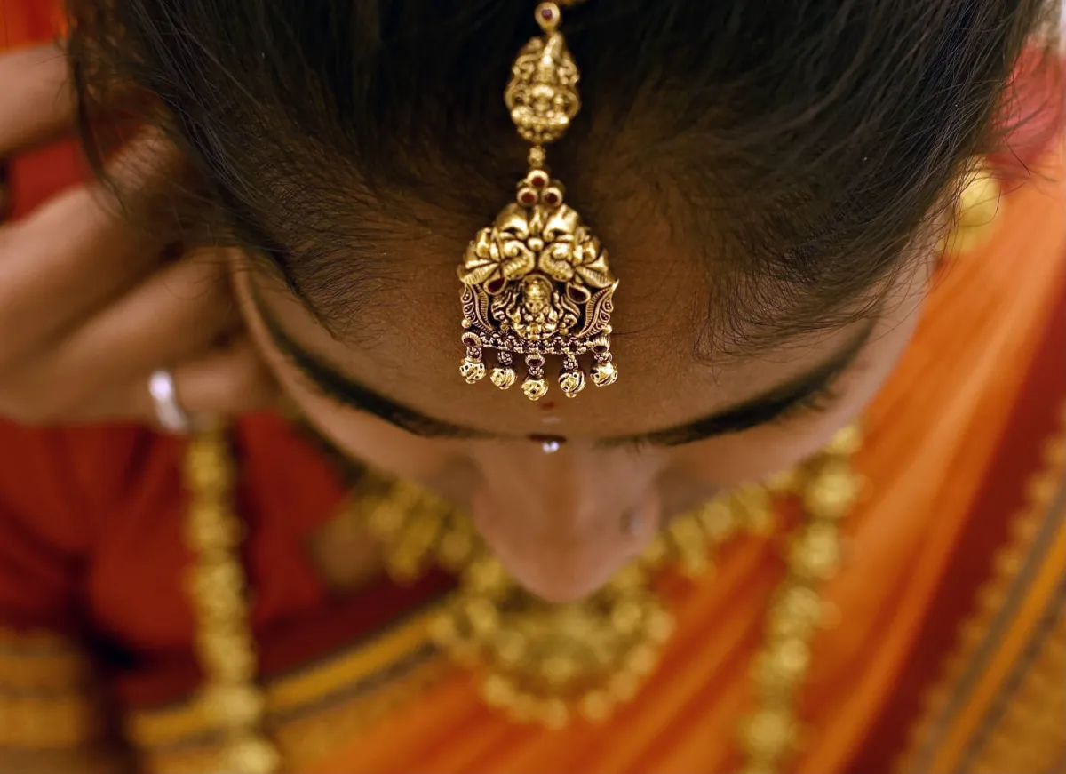 تراجع الذهب يثير مخاوف التضخم مع اضطرابات هرمز