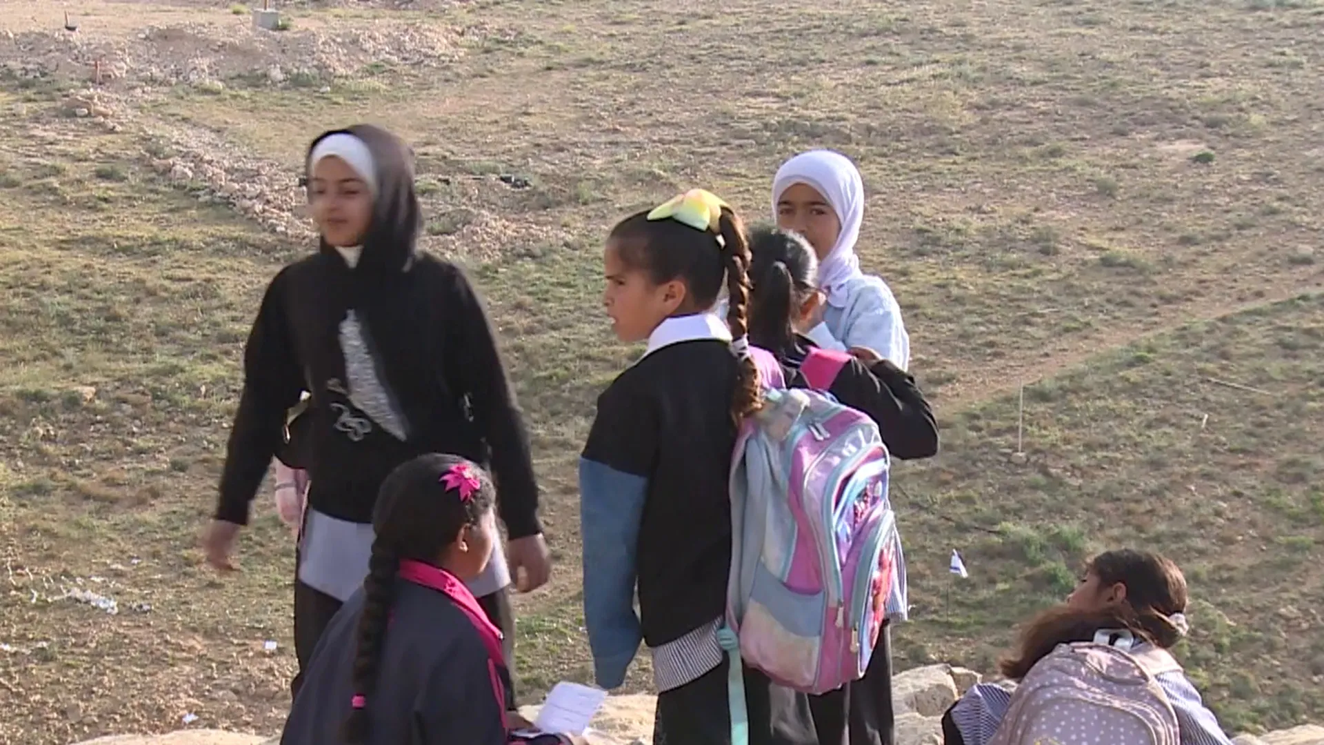 طلاب ام الخير يتحدون اغلاق طريق مدرستهم باحتجاجات يومية