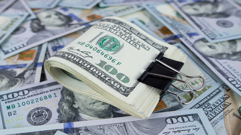 الدولار يحافظ على مكاسبه وسط توترات تهدد امدادات الطاقة