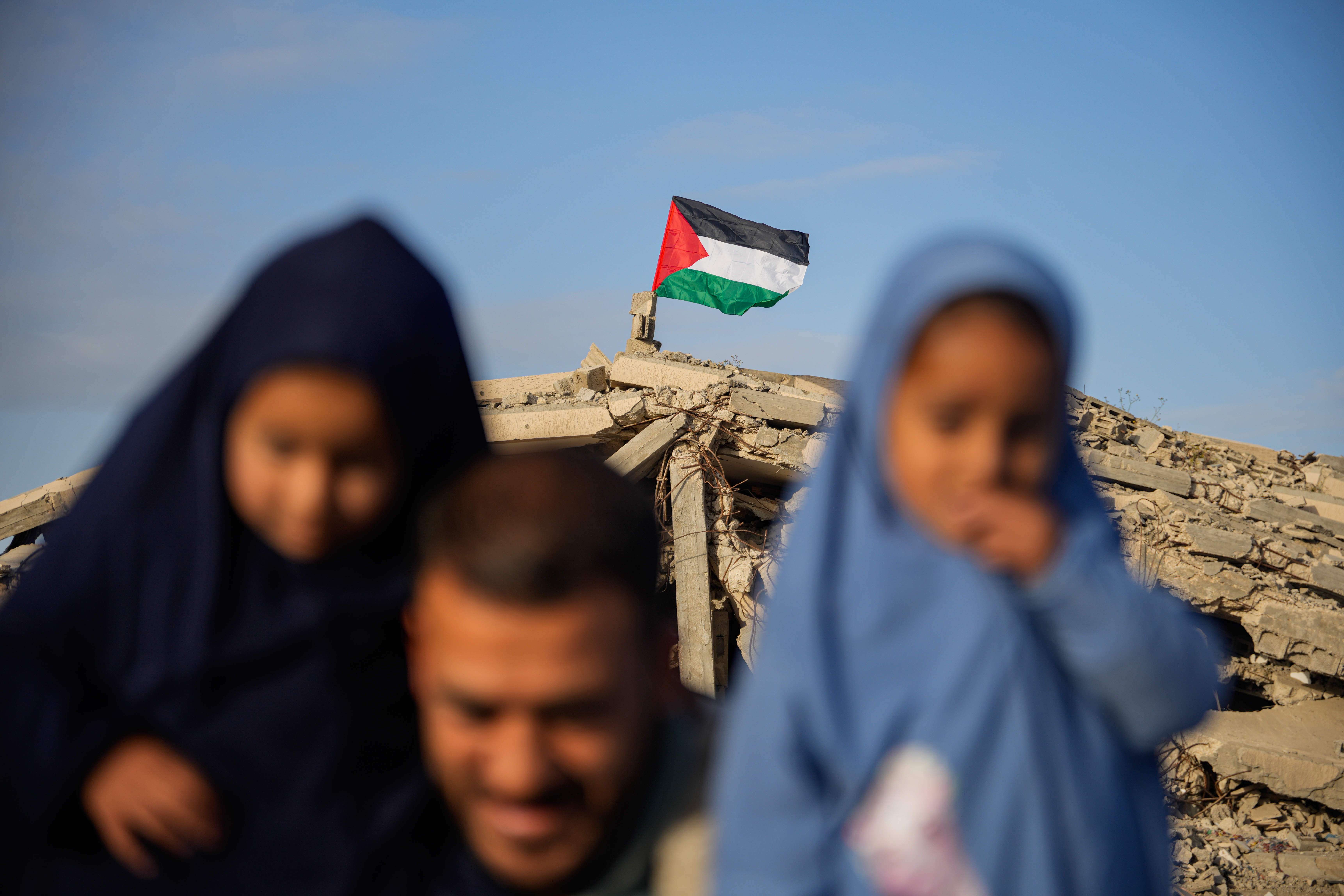 ازمة السكن في غزة تدفع عائلات لحلول خطرة