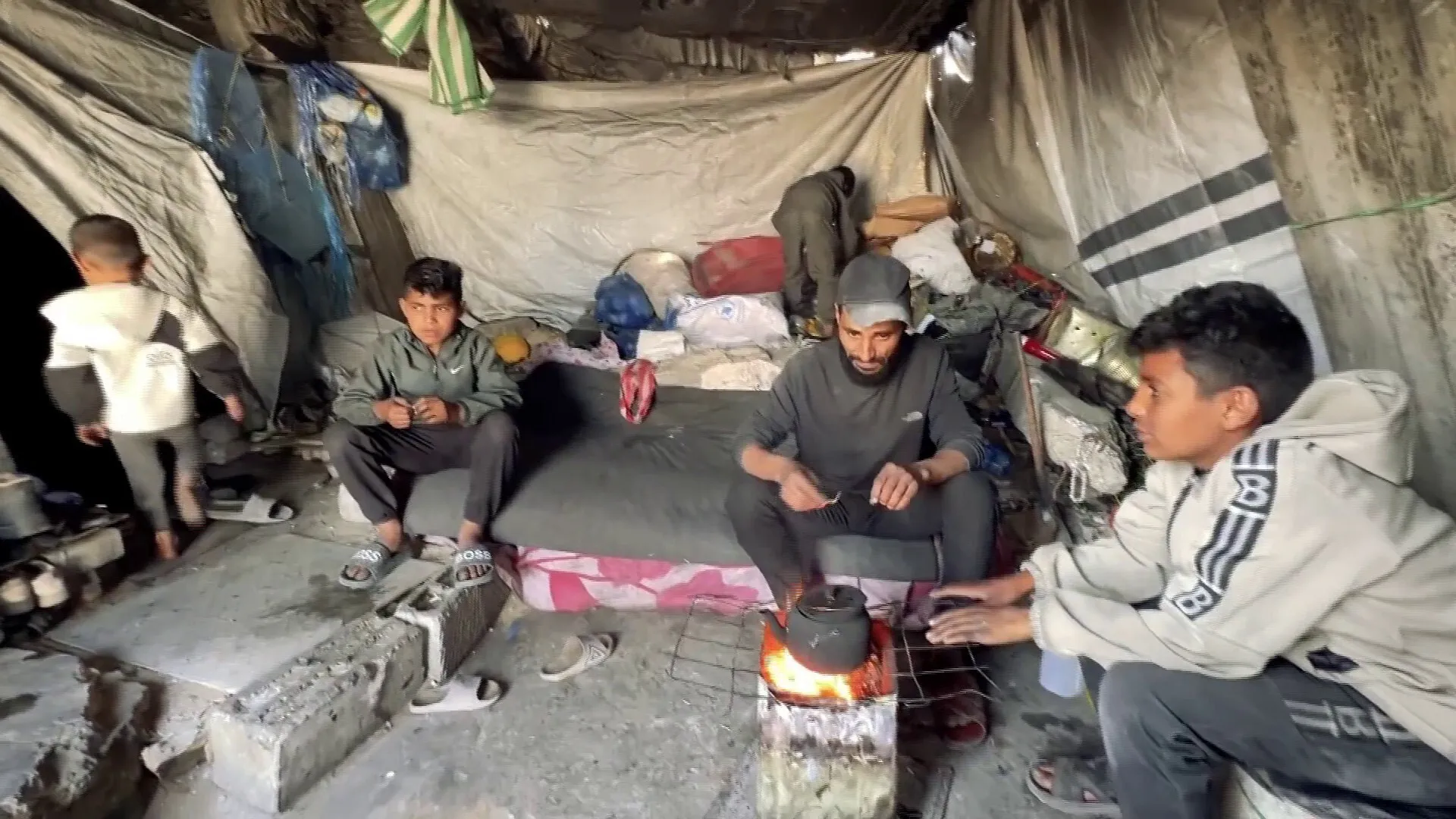 مأوى الموت.. غزيون يواجهون خطر السقوط بحثا عن الأمان