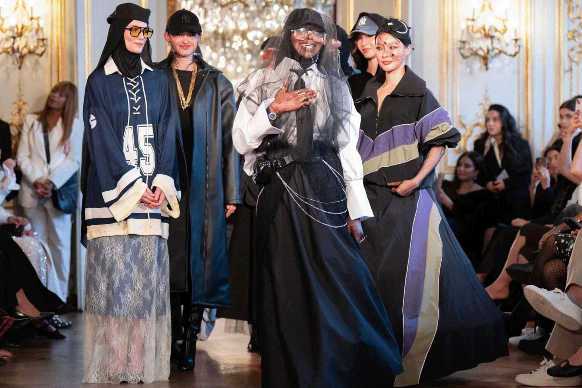 الموضة المحتشمة تتالق في باريس وتتحدى القيود