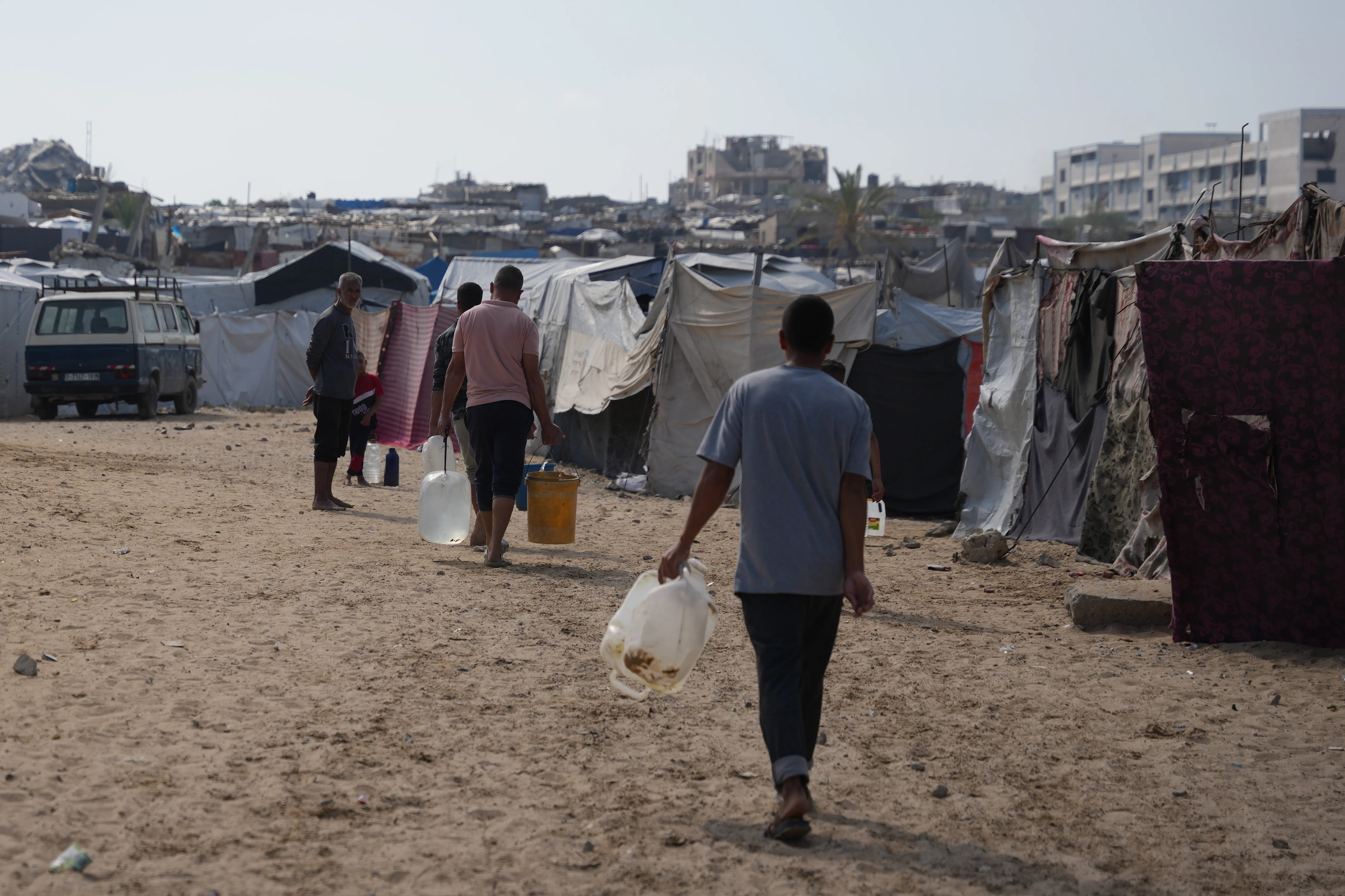 احلام غزة تتبخر قوارض تنهش فرحة عروس وتفاقم ازمة المخيمات