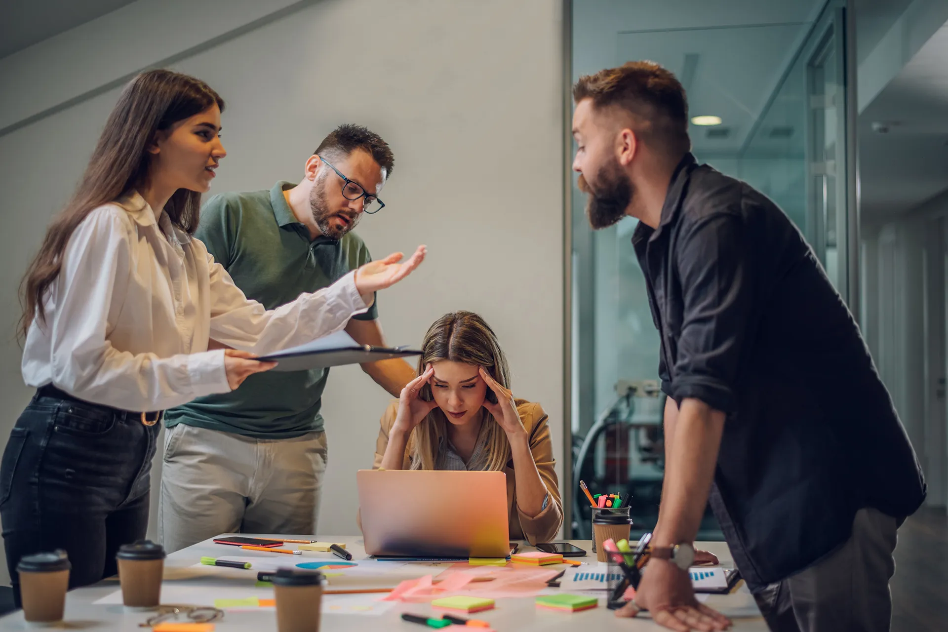 بيئة العمل القاتلة: تقرير يكشف المخاطر الخفية