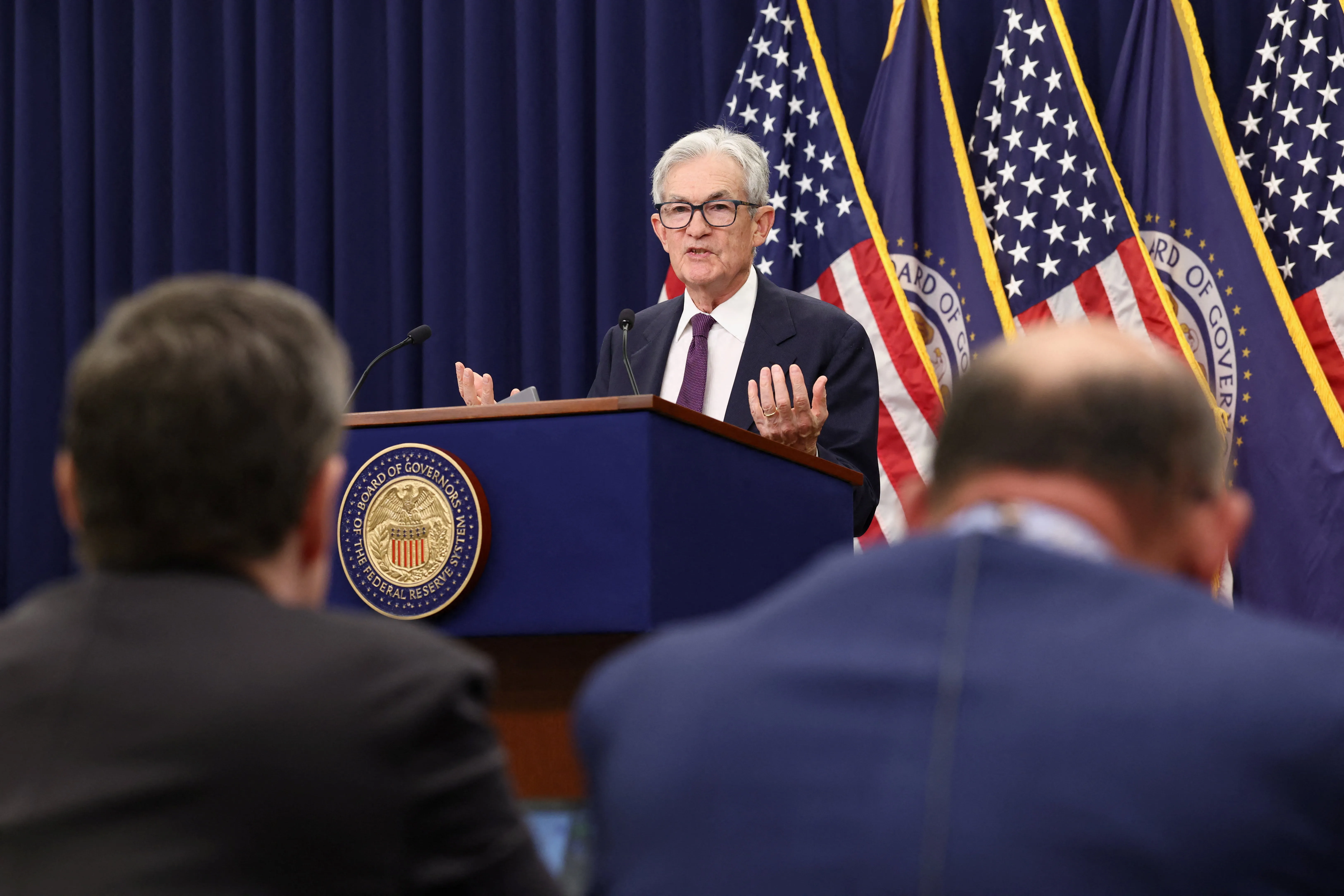 جيروم باول يفاجئ الجميع بقرار البقاء في منصبه