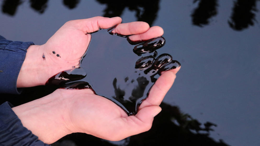 صعود النفط يلامس 121 دولارا وسط مخاوف من تصعيد عسكري بايران