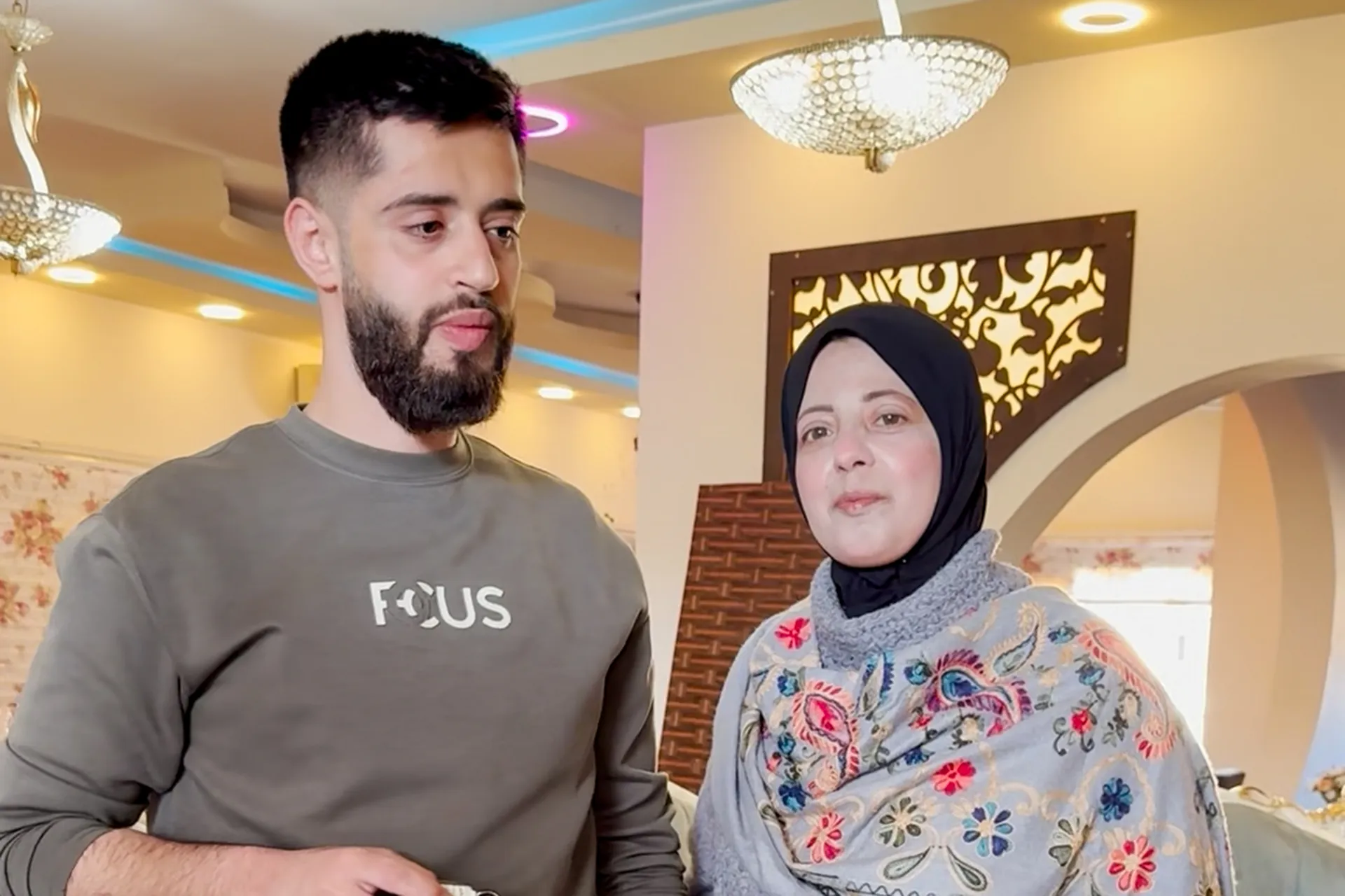 ام فلسطينية تتحدى الاحتلال لحماية ابنها