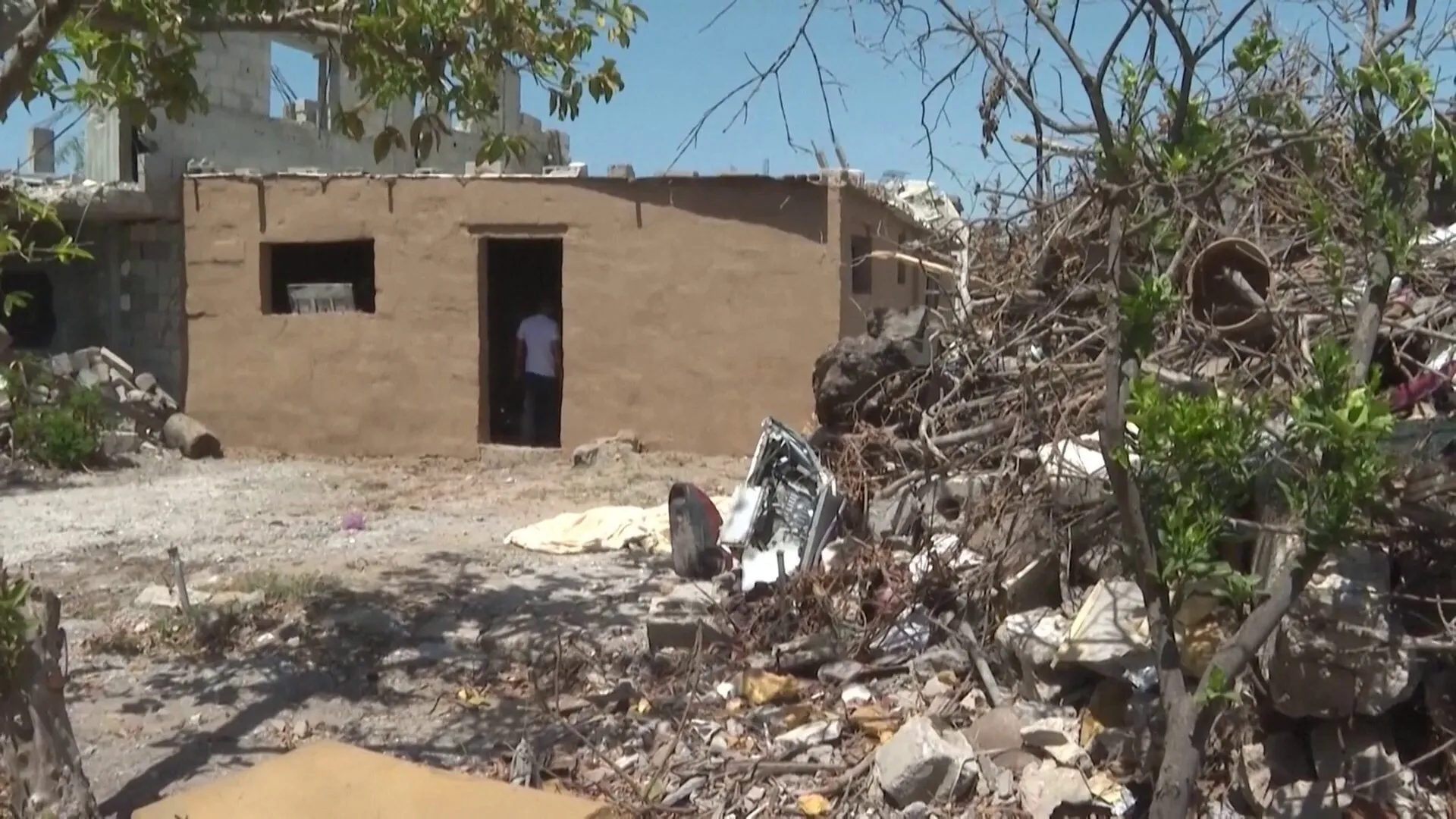 غزة: مبادرات فردية لمواجهة أزمة السكن بالطين والأنقاض