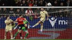 برشلونة يقترب من التتويج بالدوري بفوز مثير على أوساسونا