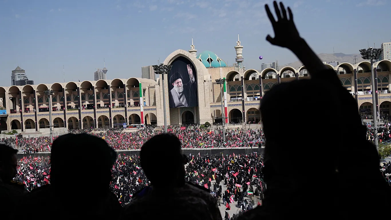 تشييع علي خامنئي... إيران توظّف الجنازة لتأكيد تماسك الدولة ورسم ملامح مرحلة ما بعد المرشد