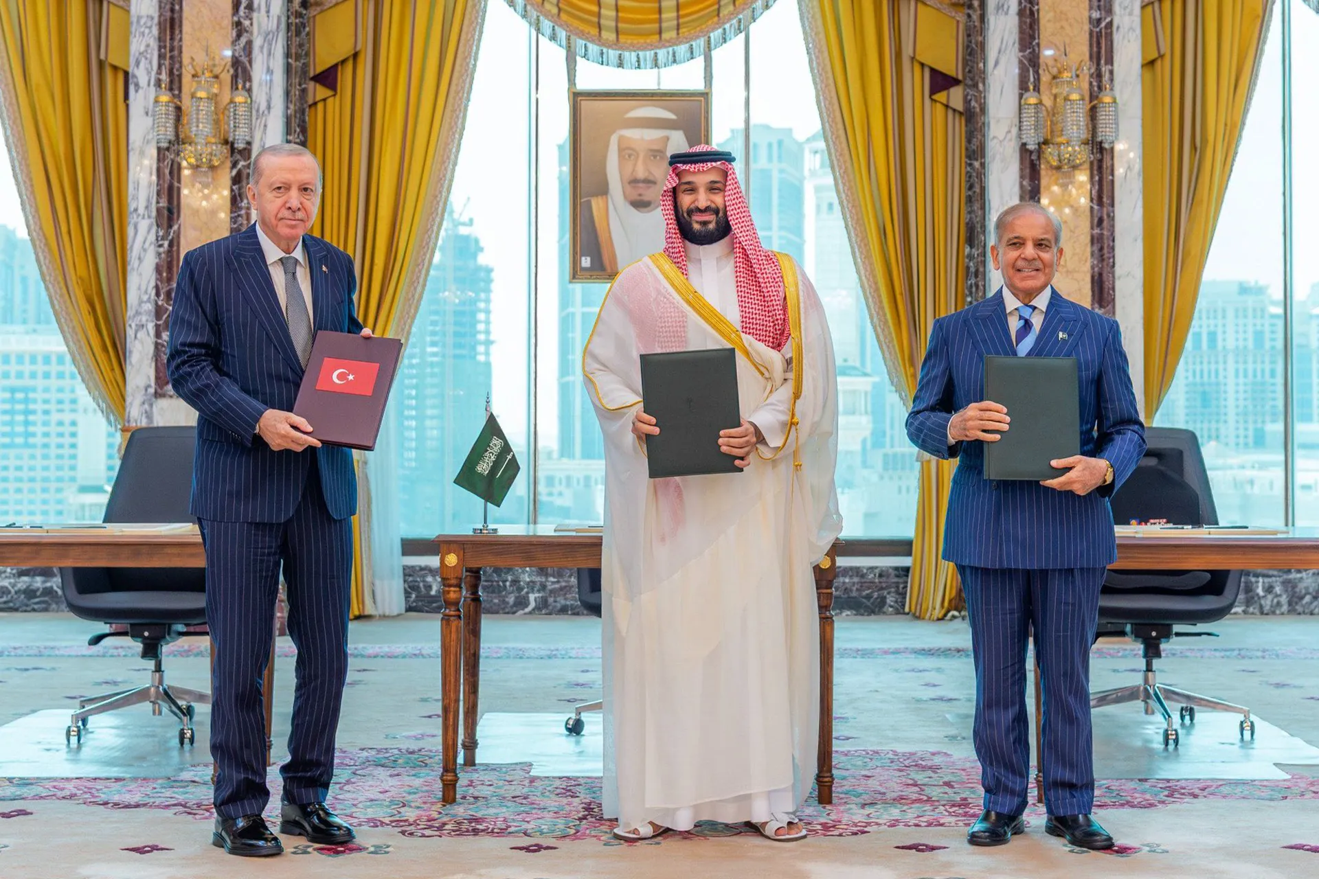 اتفاق مكة للدفاع المشترك: هل بدأت السعودية وتركيا وباكستان ببناء مظلة أمنية بعيدًا عن واشنطن؟