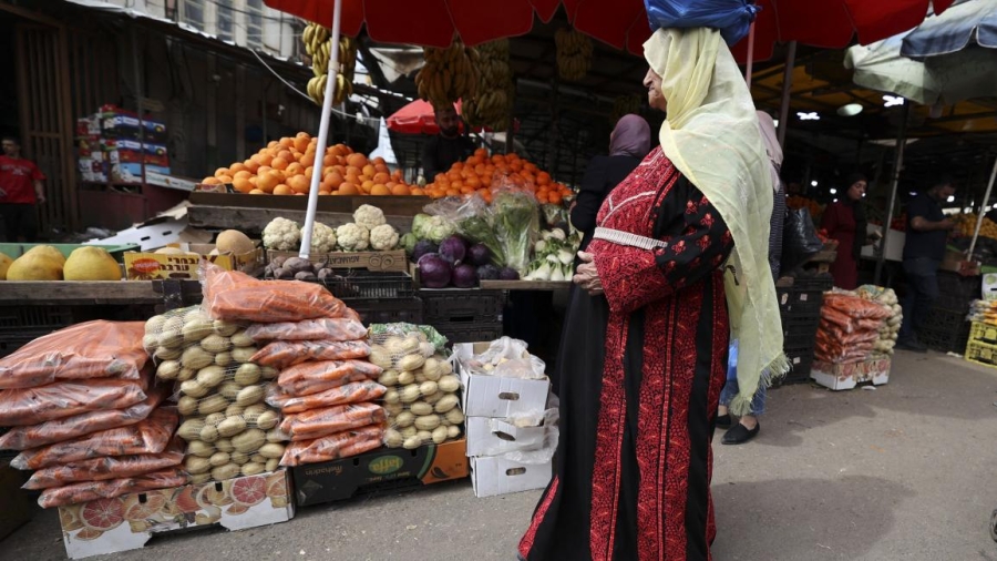 عندما تجوع الضفة: كيف يغلق الحصار المالي والسياسي أبواب المطبخ الفلسطيني؟