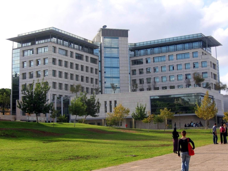 الطالب الفلسطيني بين قانونين.. هل تطبق الجامعات الإسرائيلية معيارا واحدا على الجميع؟