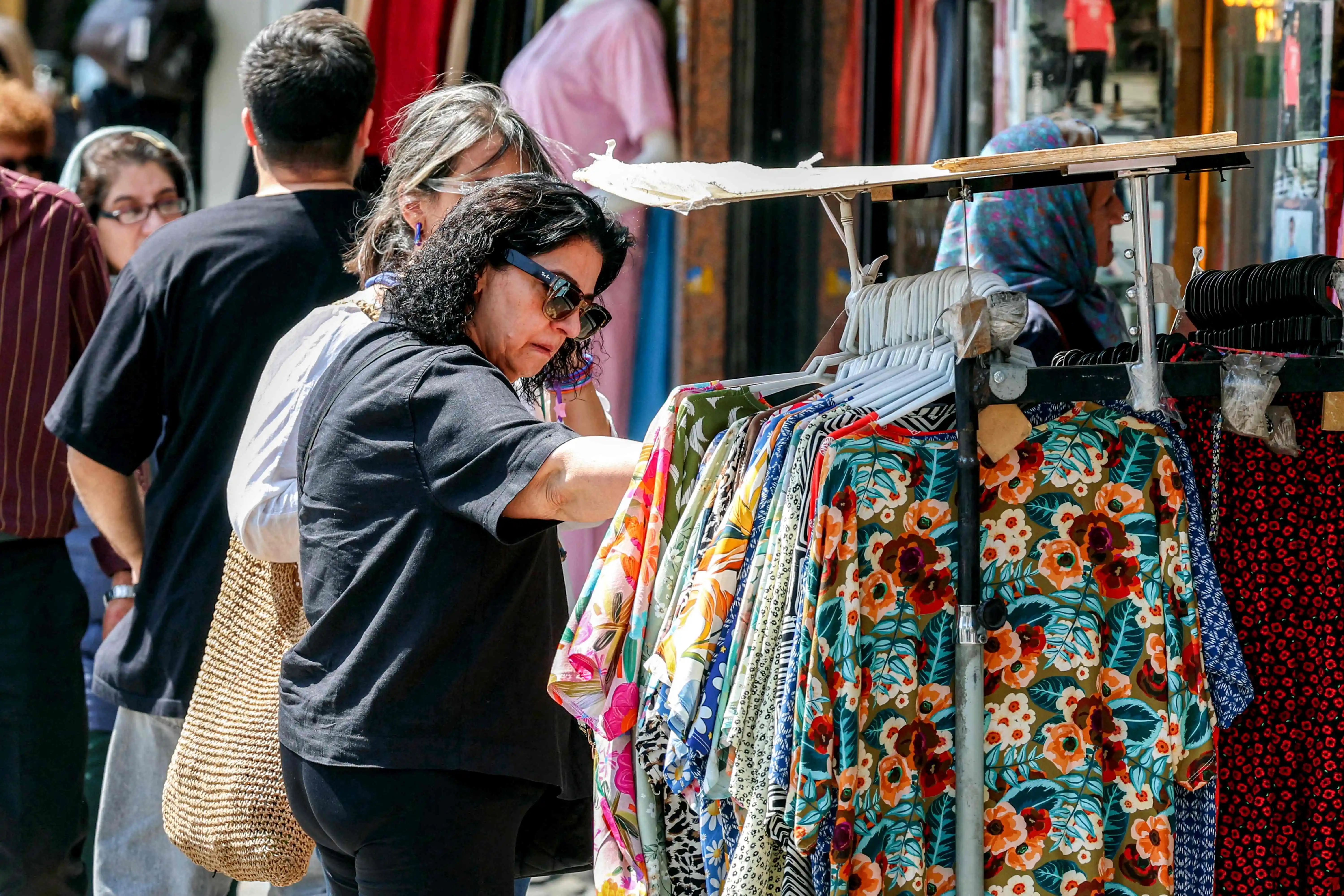 حرب إيران ترفع كلفة الملابس.. ضغوط الأسعار تنتقل إلى المتاجر